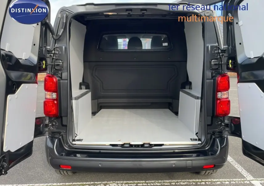 Vue arrière du Citroën Jumpy Cabine Approfondie gris titane, portes ouvertes montrant l'espace de chargement vide.