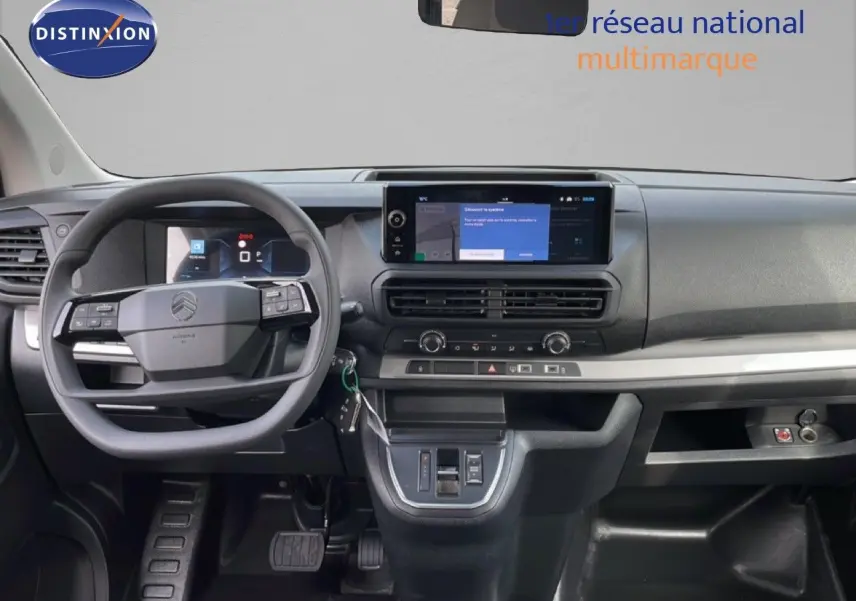 Vue intérieure avant du Citroën Jumpy cabine approfondie 2026, tableau de bord noir avec écran tactile central.