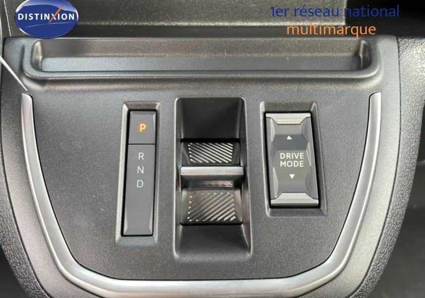 Gros plan sur la commande de boîte automatique et le sélecteur Drive Mode du Citroën Jumpy Cabine Approfondie gris titane.