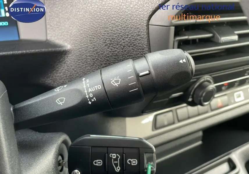 Gros plan sur la commande d’essuie-glace et la clé de contact dans l’habitacle gris d’un Citroën Jumpy Cabine Approfondie.