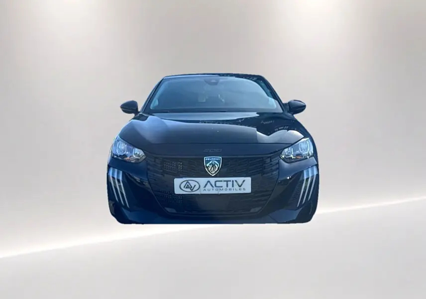 Vue frontale d'une Peugeot 208 noire 1.2 100 Allure avec calandre marquée et phares LED distinctifs.