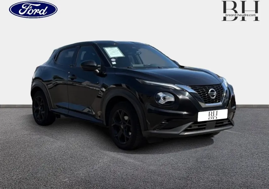 Nissan Juke noir métallisé vu en 3/4 avant droit, avec calandre distinctive et jantes noires.