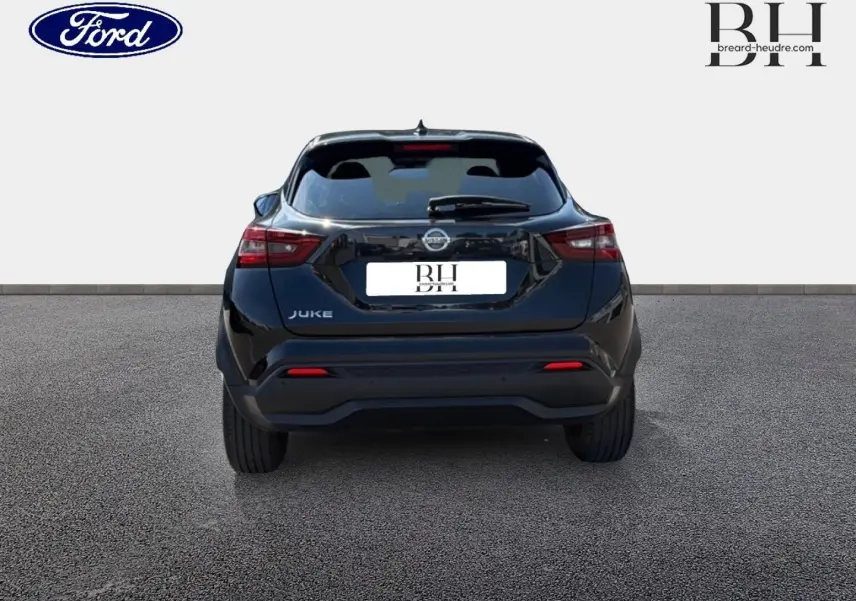 Vue arrière d'un Nissan Juke noir métallisé 2020 avec feux arrière LED et logo Nissan visible.