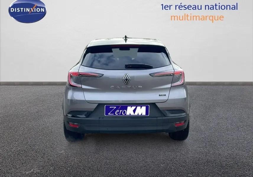 Vue arrière d'un Renault Captur gris Cassiopée métal avec toit noir, mettant en valeur ses feux LED fins et son logo central.