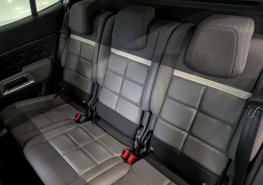 Vue rapprochée des sièges arrière en cuir et tissu gris du Citroën C5 Aircross hybride rechargeable 2021.