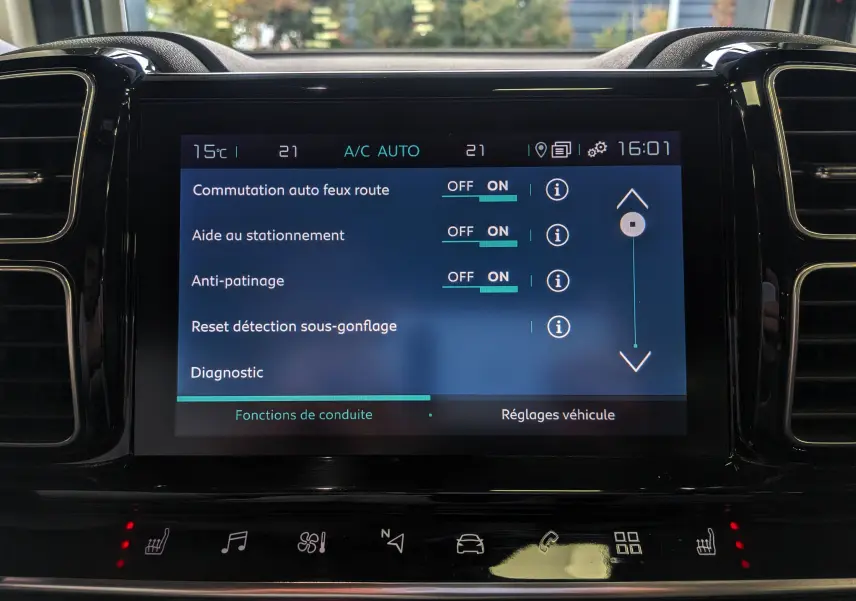 Écran tactile central du Citroën C5 Aircross hybride 2021 montrant les réglages d’aide à la conduite en intérieur.