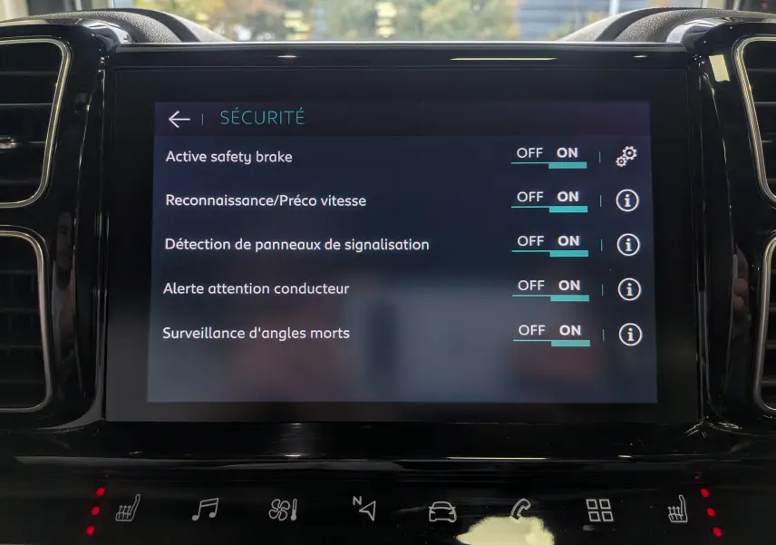 Écran tactile du tableau de bord du Citroën C5 Aircross hybride blanc, affichant les options de sécurité activées.