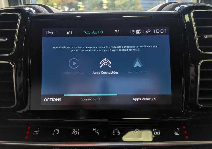 Écran tactile central du Citroën C5 Aircross hybride rechargeable 2021 montrant les options de connectivité et apps véhicule.