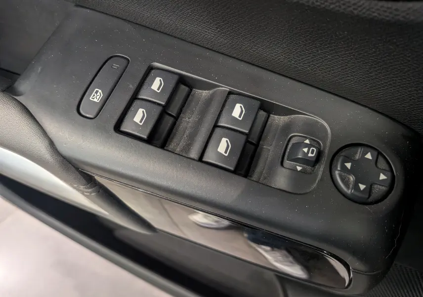 Panneau de commandes des vitres et rétroviseurs côté conducteur du Citroën C5 Aircross blanc Glacier hybride rechargeable.