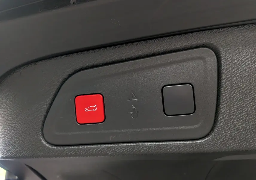 Gros plan sur les boutons de commande du hayon électrique du Citroën C5 Aircross blanc Glacier, version hybride rechargeable.