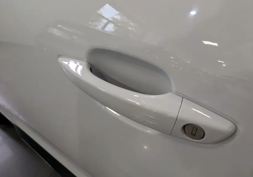 Poignée de porte blanche côté gauche du Citroën C5 Aircross hybride rechargeable 2021 finition Shine.