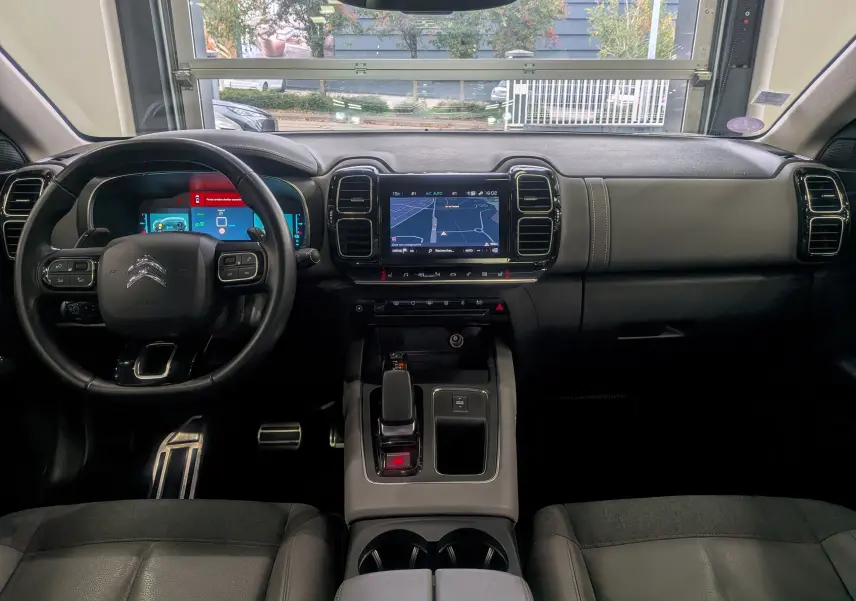 Intérieur du Citroën C5 Aircross hybride blanc, vue frontale du tableau de bord avec écran tactile et volant multifonction.