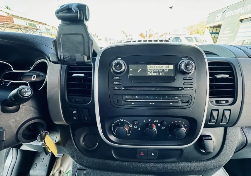 Tableau de bord du Nissan NV300 Combi gris, vue frontale centrée sur la console radio et climatisation.