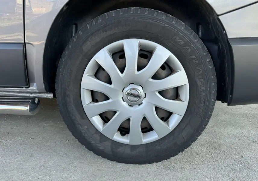 Gros plan sur la roue avant droite grise du Nissan NV300 Combi avec enjoliveur argenté et pneu Goodyear.