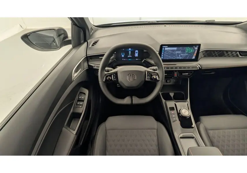 Vue intérieure frontale du tableau de bord et volant MG3 1.5 Hybrid+ 195 Luxury avec sellerie noire et écran tactile central.