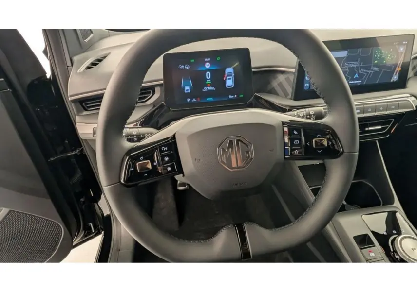 Vue rapprochée du volant chauffant MG3 1.5 Hybrid+ 2026 avec écran digital et commandes intégrées.