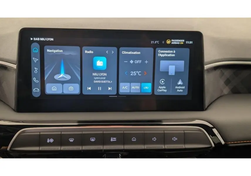 Écran tactile central de 10,25 pouces du MG3 1.5 Hybrid+ 2026, affichant navigation, radio et climatisation.