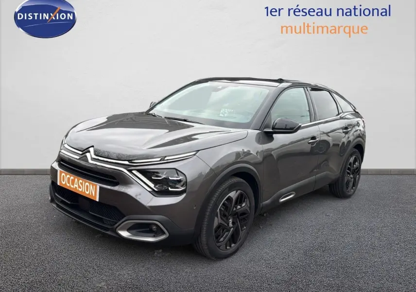 Citroën C4 PureTech 130ch gris avec toit noir, vue 3/4 avant mettant en valeur ses jantes noires et toit ouvrant.