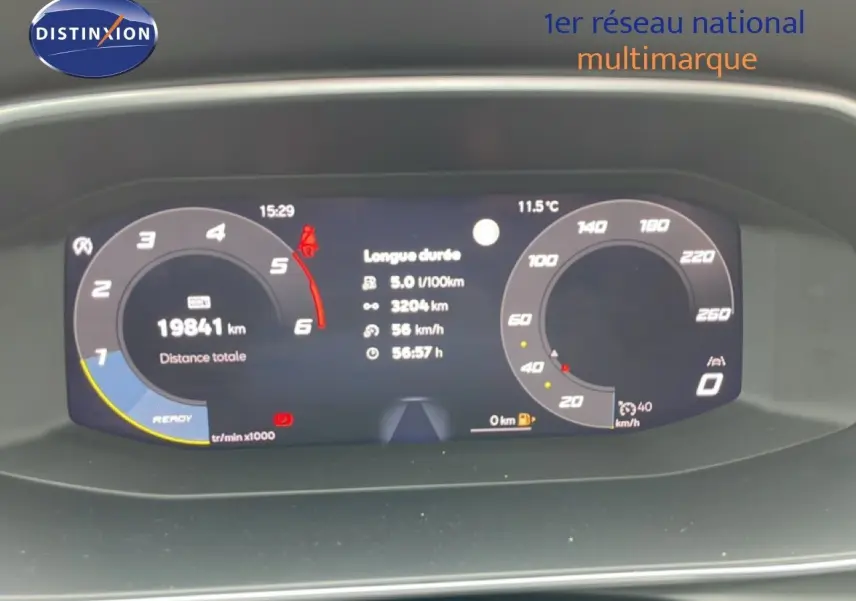 Tableau de bord numérique du SEAT LEON ST 2.0 TDI 115CH STYLE XL affichant compte-tours et vitesse en gros plan.