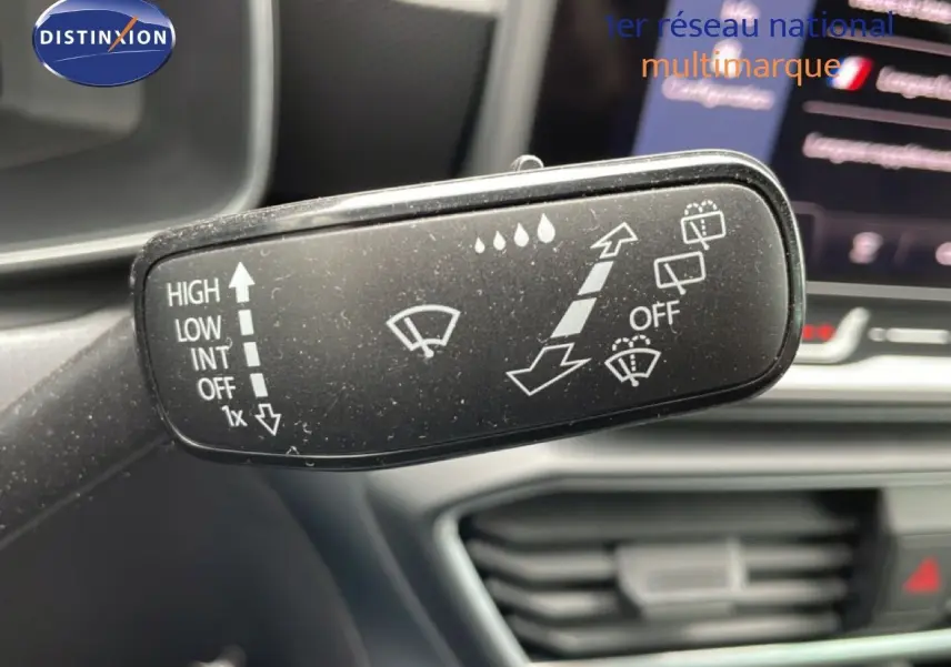 Gros plan sur la commande d’essuie-glace noire à l’intérieur d’une SEAT LEON ST gris magnétique 2025.