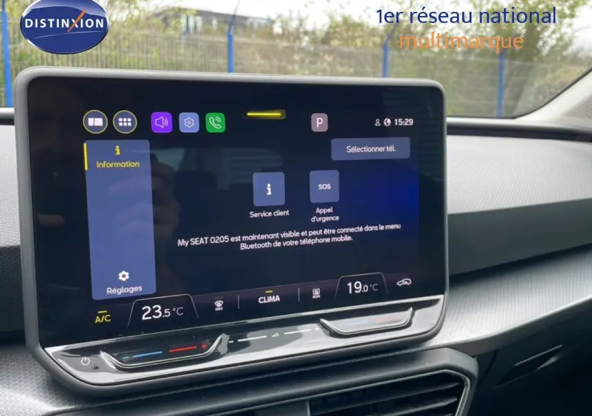 Écran tactile central du tableau de bord du SEAT LEON ST 2025, affichant les réglages climatisation et options connectées.