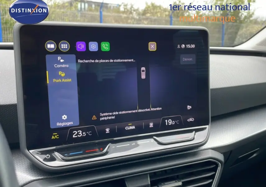 Écran tactile central du tableau de bord du SEAT Leon ST gris magnétique, affichant l'assistance au stationnement.