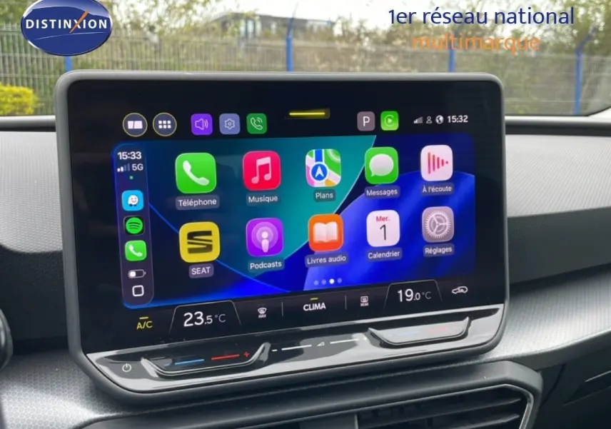 Écran tactile central du tableau de bord du SEAT LEON ST 2025, affichant l'interface multimédia colorée.