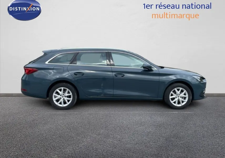 Profil droit d'une SEAT LEON ST 2.0 TDI 115CH STYLE XL 2025 en gris magnétique metal, avec jantes alliage 16 pouces.