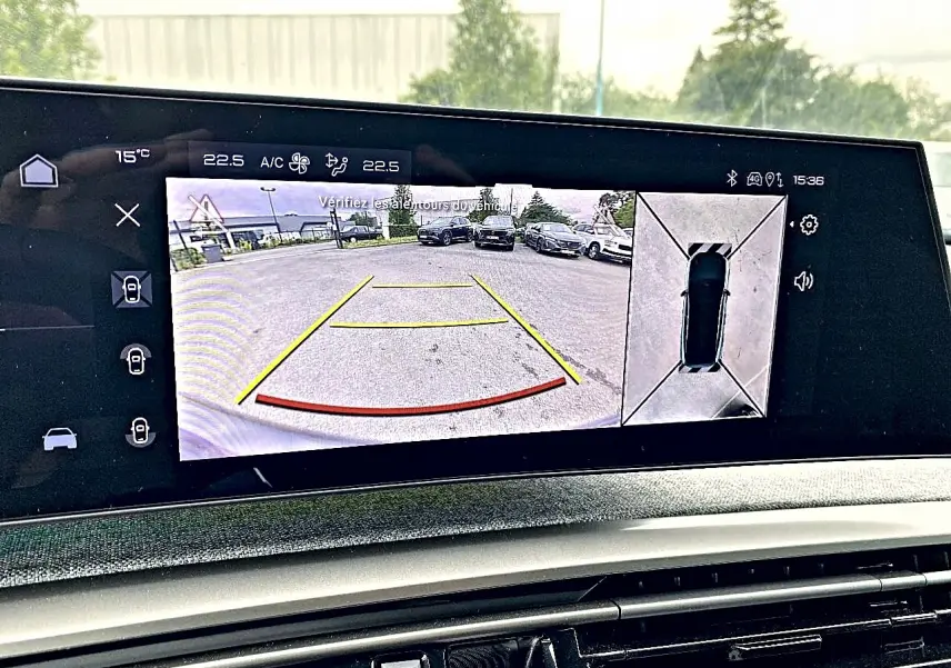 Écran tactile intérieur du Peugeot 3008 bleu obsession montrant la caméra de recul et vue panoramique 360° en stationnement.