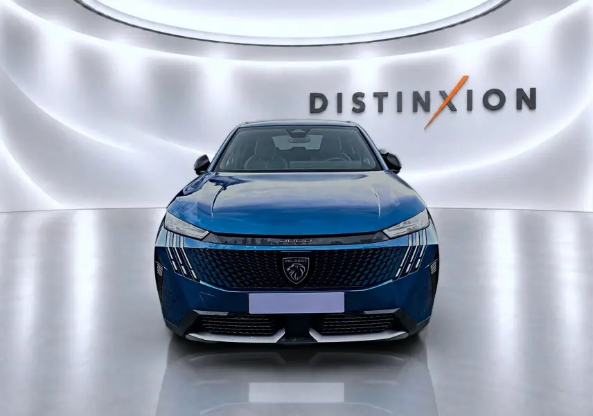 Vue frontale du Peugeot 3008 bleu obsession 2025 dans un showroom au design épuré avec logo Distinxion en arrière-plan.