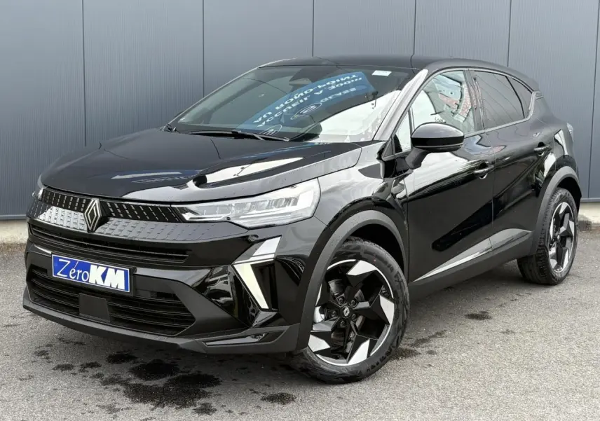 Renault Captur Noir Étoile en 3/4 avant droit, avec jantes aluminium 18" et calandre distinctive noire.