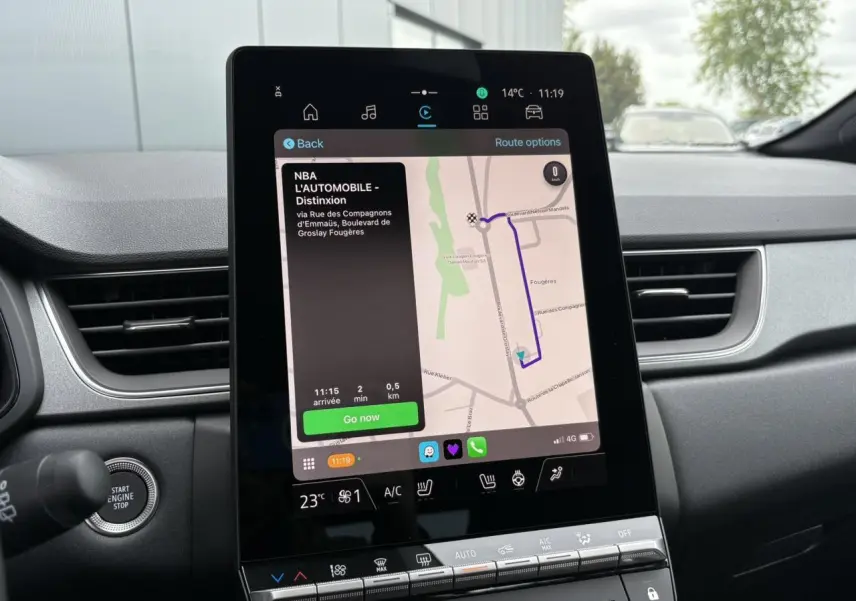 Écran tactile Open R-Link 10" avec navigation, tableau de bord et aérateurs du Renault Captur Noir Étoile 2025.
