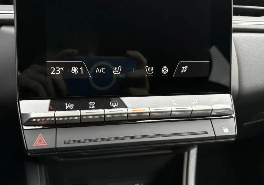 Détail de la console centrale du Renault Captur 2025 avec écran tactile et commandes de climatisation.