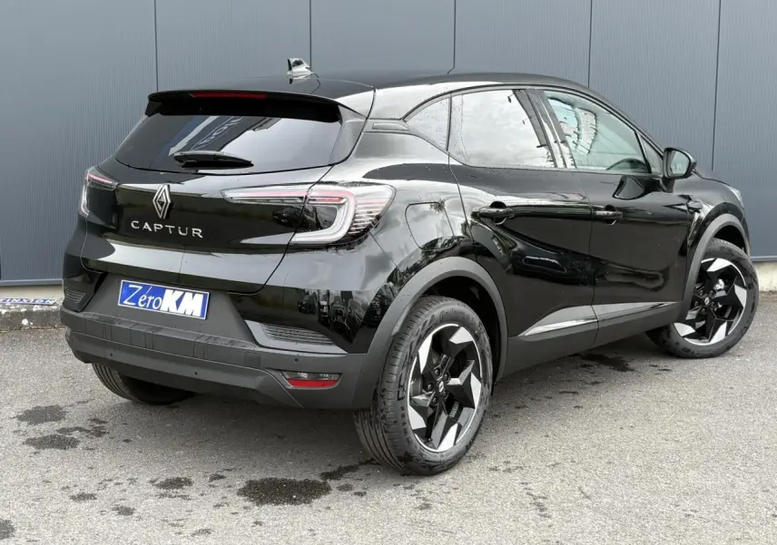 Vue 3/4 arrière droite du Renault Captur noir étoilé avec jantes aluminium 18 pouces Black Hole et vitres surteintées.