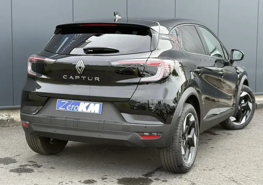 Vue 3/4 arrière droite du Renault Captur noir étoilé avec feux LED et jantes aluminium 18 pouces Black Hole.