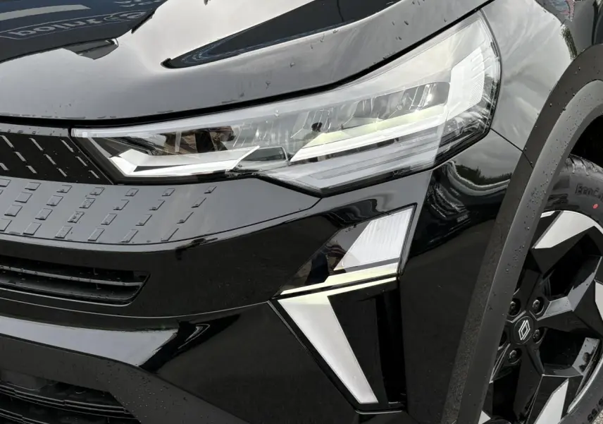 Gros plan sur l'avant droit noir étoilé du Renault Captur 2025 avec phares LED et jante aluminium 18 pouces Black Hole.