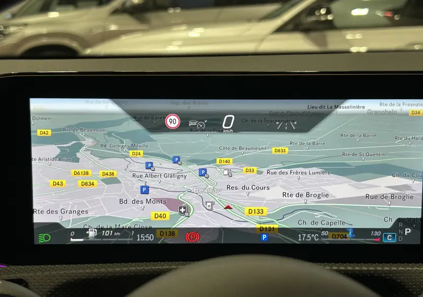 Affichage intérieur du GPS de la Mercedes Classe CLA Shooting Brake II 200D AMG, vue frontale du tableau de bord numérique.