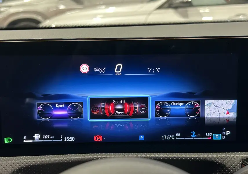 Affichage numérique du tableau de bord du Mercedes CLA Shooting Brake 2024, mode Sportif sélectionné, interface moderne et colorée.