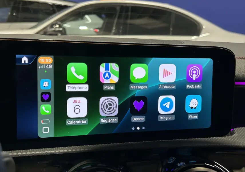 Écran tactile central affichant les applications connectées dans le tableau de bord d’une Mercedes CLA Shooting Brake noire.