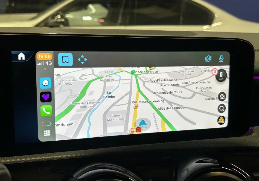 Écran central tactile du Mercedes Classe CLA Shooting Brake noir, affichant la navigation GPS avec carte détaillée en intérieur.