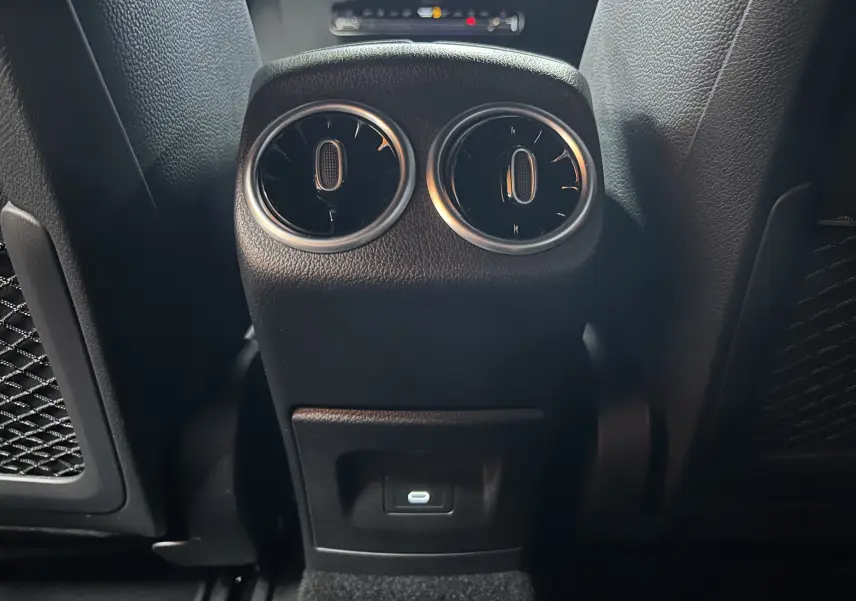Détail des aérateurs arrière et prise USB dans l’habitacle noir du Mercedes Classe CLA Shooting Brake 2024.
