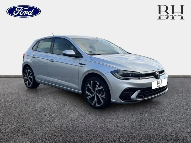 Volkswagen Polo 1.0 TSI R-Line en Reflet d'Argent métallisé vue 3/4 avant avec jantes alu distinctives.