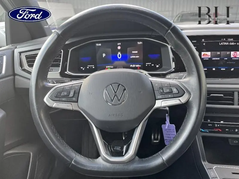 Vue frontale du volant cuir multifonction Volkswagen Polo 1.0 TSI R-Line avec tableau de bord numérique et écran tactile.