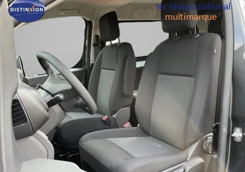 Vue intérieure côté gauche du Citroën Jumpy cabine approfondie gris titane, montrant les sièges avant en tissu gris.