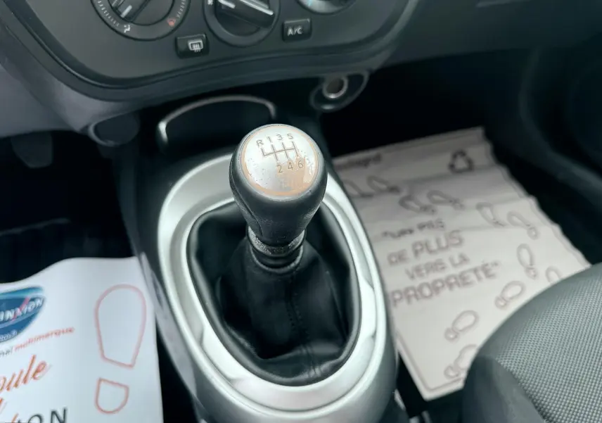 Gros plan sur le levier de vitesses manuel noir et argenté dans l’habitacle d’une Nissan Juke 2012, côté conducteur.