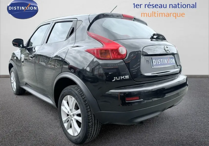 Vue 3/4 arrière droite d'un Nissan Juke noir 2012 avec feux arrière distinctifs et jantes argentées.