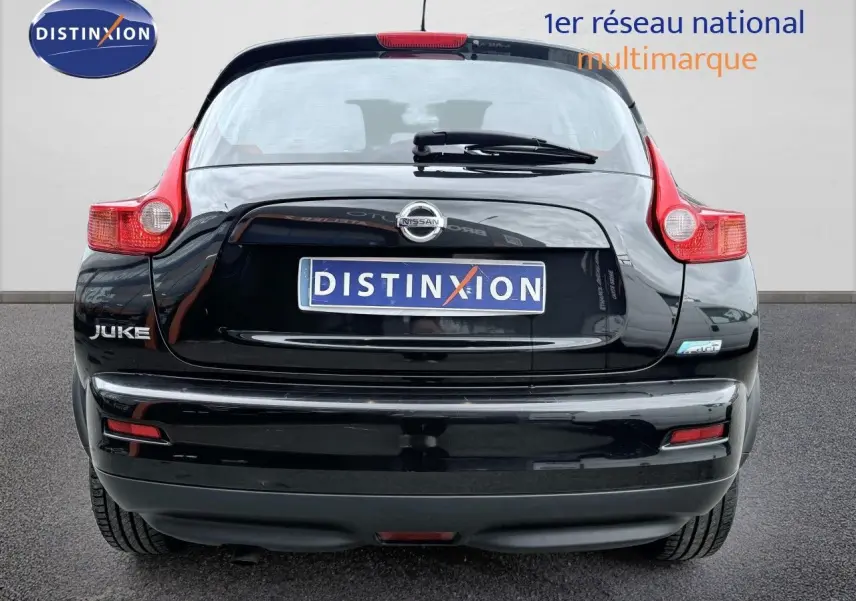 Vue arrière d'un Nissan Juke noir de 2012 avec feux arrière rouges et logo Nissan visible.