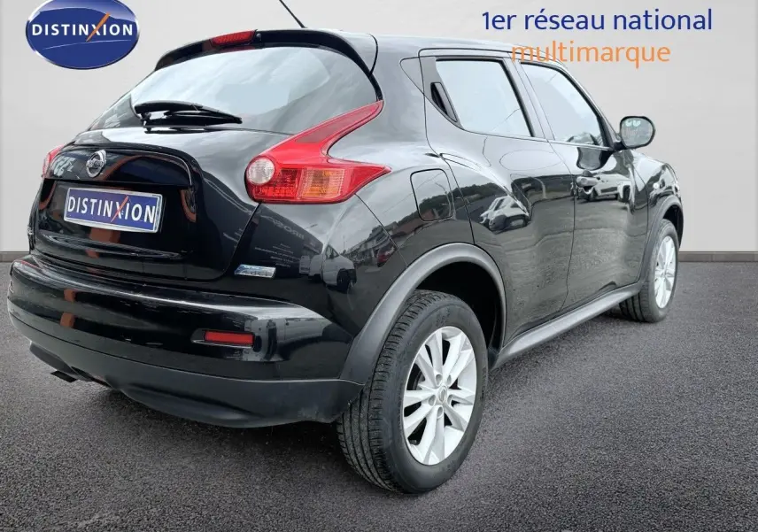 Vue 3/4 arrière droite d'un Nissan Juke noir de 2012 avec feux arrière distinctifs et jantes blanches.