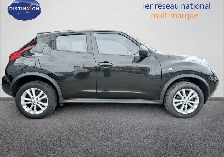 Profil latéral droit d'un Nissan Juke noir 2012 avec jantes alliage et poignées de porte intégrées.