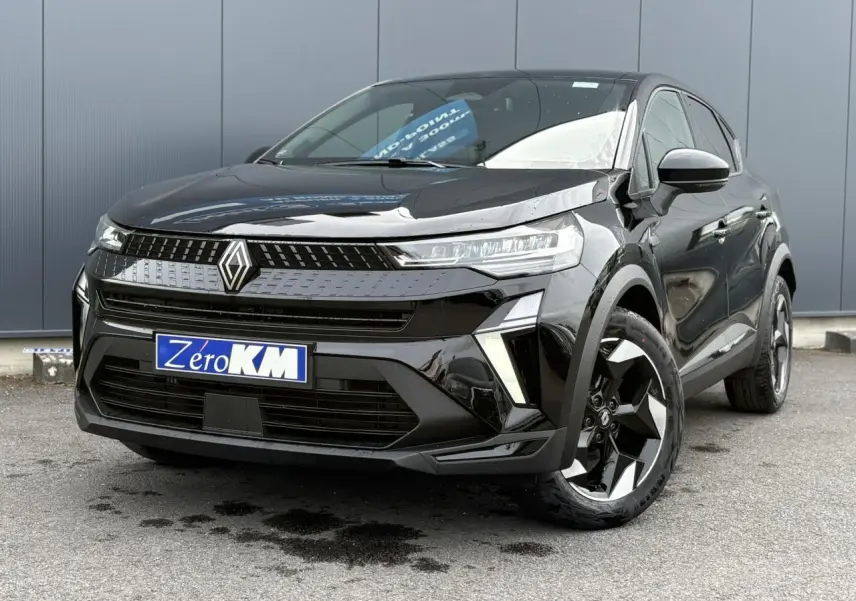 Renault Captur ECO-G 100 Techno noir étoilé en 3/4 avant droit avec jantes aluminium 18 pouces Black Hole.